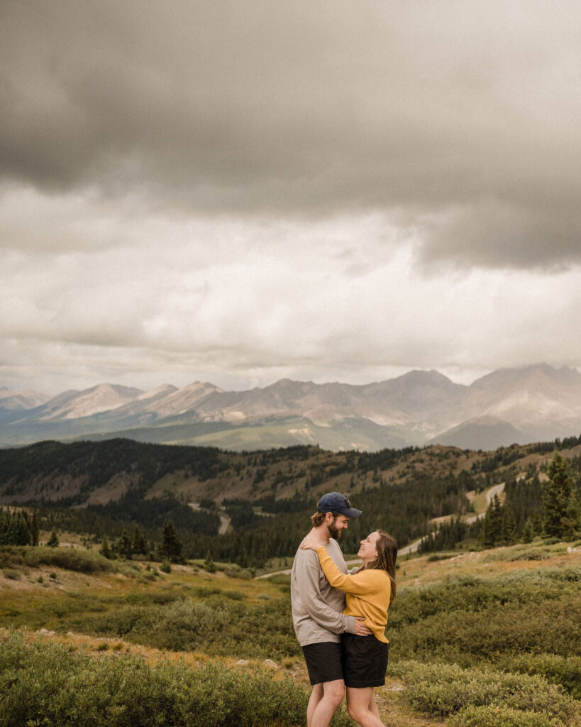 couples photos in mountains
